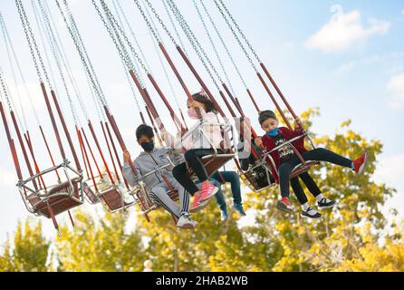 Ankara-Turquie:3 octobre 2021: Les enfants s'amusent sur les balançoires au luna Park | Genclik Parki à Ankara.Les gens avec la haute adneraline se divertir à l'amusement Banque D'Images