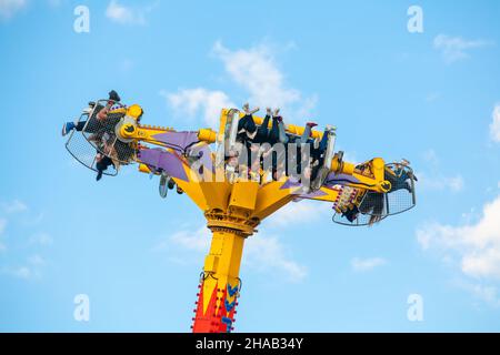 Ankara-Turquie : 3 octobre 2021 : un groupe de personnes criantes qui se levent et se détournent dans les airs lors d'une attraction palpitante à luna Park | Genclik Parki in A Banque D'Images