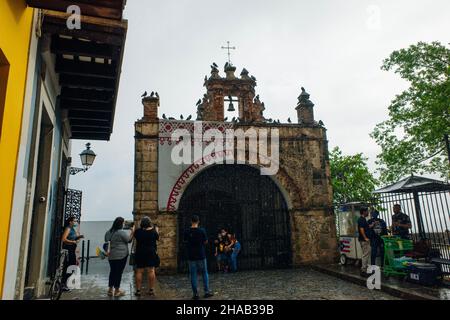 Touristes près de Capilla del Santo Cristo de la Salud, San Juan, puerto rico - décembre 2021.Photo de haute qualité Banque D'Images