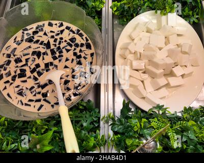 Desserts traditionnels thaïlandais avec gâteaux à la noix de coco blanche et gelée noire, cuisine thaïlandaise. Banque D'Images