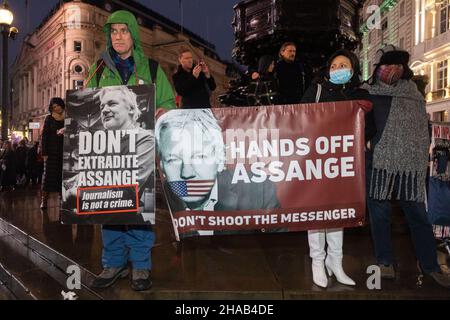 Les manifestants ont vu tenir une bannière qui dit « Hands off Assange.Ne tirez pas sur le messager et un écriteau qui dit « ne pas extrader Assange.Le journalisme n'est pas un crime" pendant la manifestation.Julian Assange, journaliste australien et fondateur de Wikileaks.En 2010, il a publié une série de fuites, y compris de la correspondance et des vidéos provenant de dossiers militaires.Les dossiers ont été fournis par Chelsea Manning, alors analyste des renseignements de l'armée américaine.Depuis l'arrestation d'Assange en 2019, il est incarcéré à la prison de Belmarsh, à Londres.Récemment, la haute Cour britannique a jugé qu'Assange pouvait être extradé vers les États-Unis. Banque D'Images