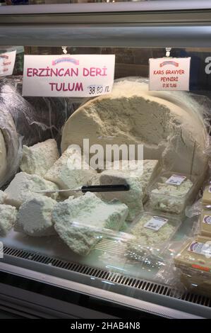 Gastronomie et culture en Turquie Tulum est un fromage de chèvre traditionnel d'Erzincan dans le Grand Bazar d'Istanbul Banque D'Images