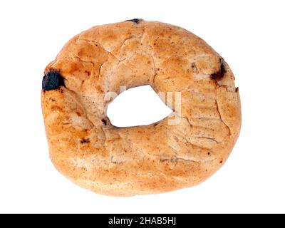 Rouleau de pain de bagel aux fruits secs découpé et isolé sur fond blanc Banque D'Images