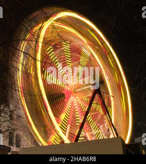 Longue exposition d'un carrousel pour enfants au marché de Noël de Paderborn Banque D'Images
