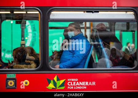 Londres, Royaume-Uni.11th décembre 2021.Un passager portant un masque facial comme mesure préventive contre la propagation du Covid-19 vu assis dans un bus à Oxford Circus à Londres.Crédit : SOPA Images Limited/Alamy Live News Banque D'Images