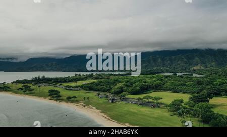 Vue aérienne sur la plage et le parc de Kualoa avec les montagnes de Ko'olau en arrière-plan Banque D'Images