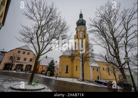 07 décembre 2021, Bavière, Tännesberg : Église Saint-Michel sur la place du marché de Tännesberg.Photo: Armin Weigel/dpa Banque D'Images