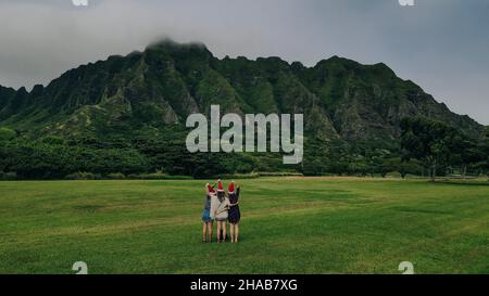 Vue aérienne sur la plage et le parc de Kualoa avec les montagnes de Ko'olau en arrière-plan Banque D'Images