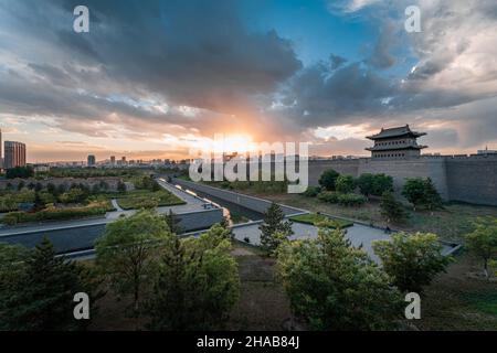 Shanxi Datong cityscapes, mur de la vieille ville de Datong au coucher du soleil Banque D'Images