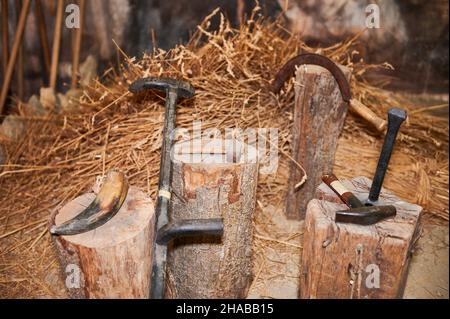 Vieux outils agricoles dans le musée ethnographique d'Artziniega, Alava, pays Basque, Euskadi, Euskal Herria,Espagne, Europe Banque D'Images