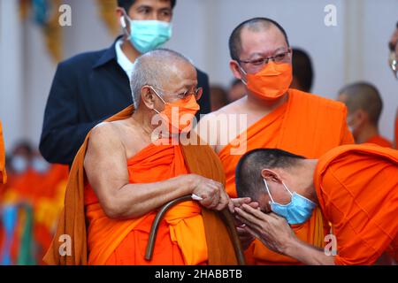 12 décembre 2021, Bangkok, Bangkok, Thaïlande: Les adieux pour le décès de l'abbé de Wat Paknam Phasi Charoen, ancien opératif au nom du Patriarche suprême de Wat Paknam Phasi Charoen.(Credit image: © Kan Sangtong/Pacific Press via ZUMA Press Wire) Banque D'Images