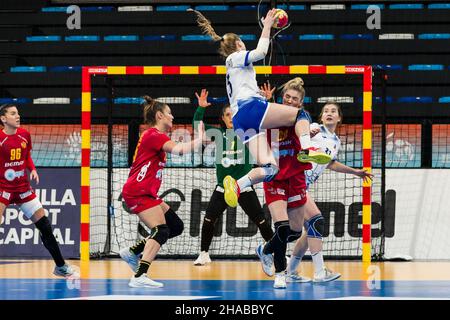 Elena Mikhaylitchenko de la RHF en action contre EMA Ramusovic du Monténégro pendant le Championnat du monde des femmes de l'IHF 2021, main Round III handball match entre le Monténégro et la RHF (Russie) le 11 décembre 2021 au Palau d'Esports de Granollers à Granollers, Barcelone, Espagne - photo: Javier Borrego/DPPI/LiveMedia Banque D'Images