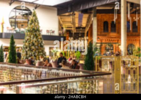 café-restaurant flou arrière-plan avec bokeh et homme de travail dans un café Banque D'Images