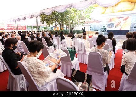 Bangkok, Thaïlande.12th décembre 2021.Les moines bouddhistes et les gens adieu le décès du moine vénéré Somdet Phra Maha Ratchamangalacharn, alias Somdet Chuang, abbé de Wat Paknam Phasi Charoen, ancien opératif au nom du Patriarche Suprême de Thaïlande. À Wat Paknam Phasi Charoen.(Credit image: © Edirach Toumlamoon/Pacific Press via ZUMA Press Wire) Banque D'Images