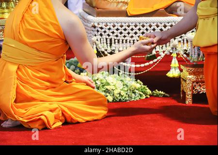Bangkok, Thaïlande.12th décembre 2021.Les moines bouddhistes et les gens adieu le décès du moine vénéré Somdet Phra Maha Ratchamangalacharn, alias Somdet Chuang, abbé de Wat Paknam Phasi Charoen, ancien opératif au nom du Patriarche Suprême de Thaïlande. À Wat Paknam Phasi Charoen.(Credit image: © Edirach Toumlamoon/Pacific Press via ZUMA Press Wire) Banque D'Images