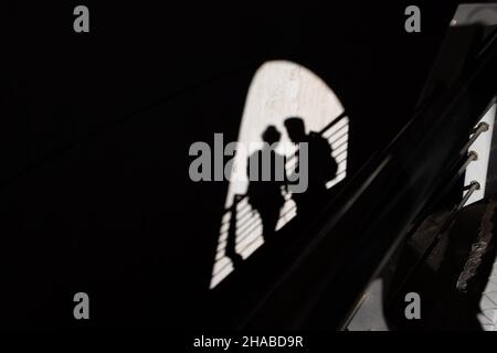 ombre d'un couple embrassant sur un mur lumineux dans la ville Banque D'Images