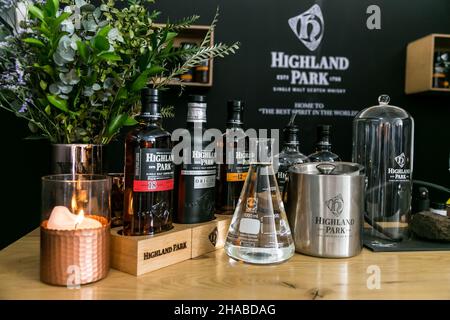 JOHANNESBURG, AFRIQUE DU SUD - 19 octobre 2021 : boissons alcoolisées et bouteilles sur une table en bois. Banque D'Images