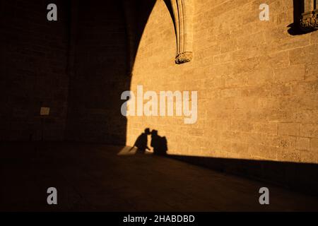 ombre d'un couple embrassant sur un mur lumineux dans la ville Banque D'Images