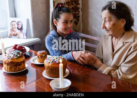 Concept de Pâques. La grand-mère avec sa petite-fille tient des œufs de Pâques à la maison Banque D'Images