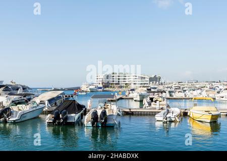 Yacht Club à Saint George Bay, baie de Zaitunay Banque D'Images