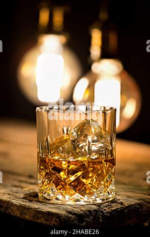 Verre d'éclairage whiskey avec lampes edison Banque D'Images