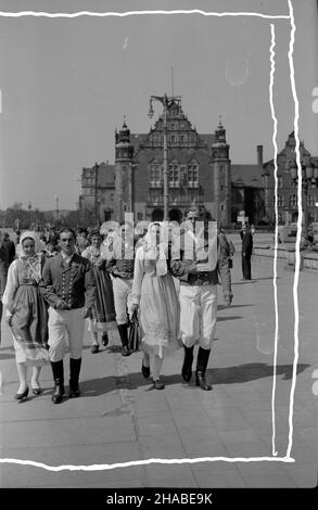 Poznañ, 1949-04-23.PARY W wielkopolskich strojach ludowych.W tle Aula Uniwersyteu Adama Mickiewicza. wb PAPPoznan, 23 avril 1949.Couples en costumes régionaux de Wielkopolska.En arrière-plan l'Université Adam Mickiewicz. wb PAP Banque D'Images