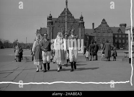 Poznañ, 1949-04-23.PARY W wielkopolskich strojach ludowych.W tle Aula Uniwersyteu Adama Mickiewicza. wb PAPPoznan, 23 avril 1949.Couples en costumes régionaux de Wielkopolska.En arrière-plan l'Université Adam Mickiewicz. wb PAP Banque D'Images