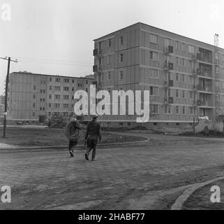 Varsovie, 1969.W rejonie ulic œw.Wincentego i Kondratowicza, W miejsce dawnego tzw.Annopolu (drewnianych baraków dla biedoty), powsta³o nowe osiedle mieszkaniowe.W nowych blokach na Bródnie do koñca roku 1969 zamieszka³o 20 tys. Warszawiaków uu PAP/Miros³aw Iringh Dok³adny miesi¹c i dzieñ wydarzenia nieustalone.Varsovie, 1969.Un nouveau domaine de logement a été construit dans un quartier pauvre de Varsovie, à proximité de SW.Les rues Wincentego et Kondratowicza.20 mille habitants de Varsovie résidaient dans les nouveaux blocs d'appartements du district de Brodno à la fin de 1969. uu PAP/Miroslaw Iringh Banque D'Images