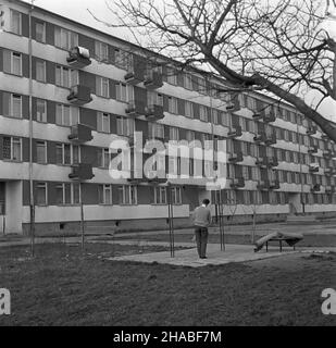 Varsovie, 1969.W rejonie ulic œw.Wincentego i Kondratowicza, W miejsce dawnego tzw.Annopolu (drewnianych baraków dla biedoty), powsta³o nowe osiedle mieszkaniowe.W nowych blokach na Bródnie do koñca roku 1969 zamieszka³o 20 tys. Warszawiaków uu PAP/Miros³aw Iringh Dok³adny miesi¹c i dzieñ wydarzenia nieustalone.Varsovie, 1969.Un nouveau domaine de logement a été construit dans un quartier pauvre de Varsovie, à proximité de SW.Les rues Wincentego et Kondratowicza.20 mille habitants de Varsovie résidaient dans les nouveaux blocs d'appartements du district de Brodno à la fin de 1969. uu PAP/Miroslaw Iringh Banque D'Images