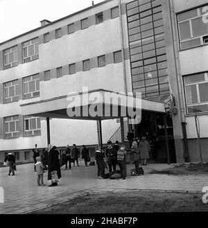 Varsovie, 1969.W rejonie ulic œw.Wincentego i Kondratowicza, W miejsce dawnego tzw.Annopolu (drewnianych baraków dla biedoty), powsta³o nowe osiedle mieszkaniowe.W nowych blokach na Bródnie do koñca roku 1969 zamieszka³o 20 tys. Warszawiaków.NZ.Szko³a Podstawowa nr 105. uu PAP/Miros³aw Iringh Dok³adny miesi¹c i dzieñ wydarzenia nieustalone.Varsovie, 1969.Un nouveau domaine de logement a été construit dans un quartier pauvre de Varsovie, à proximité de SW.Les rues Wincentego et Kondratowicza.20 mille habitants de Varsovie résidaient dans les nouveaux blocs d'appartements du district de Brodno à la fin de 1969.Image Banque D'Images