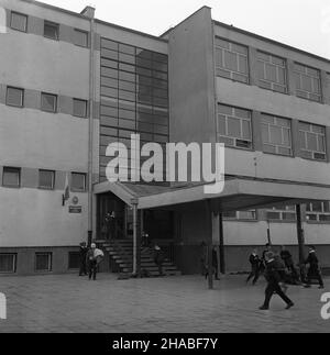 Varsovie, 1969.W rejonie ulic œw.Wincentego i Kondratowicza, W miejsce dawnego tzw.Annopolu (drewnianych baraków dla biedoty), powsta³o nowe osiedle mieszkaniowe.W nowych blokach na Bródnie do koñca roku 1969 zamieszka³o 20 tys. Warszawiaków NZ.Szko³a Podstawowa nr 105. uu PAP/Miros³aw Iringh Dok³adny miesi¹c i dzieñ wydarzenia nieustalone.Varsovie, 1969.Un nouveau domaine de logement a été construit dans un quartier pauvre de Varsovie, à proximité de SW.Les rues Wincentego et Kondratowicza.20 mille habitants de Varsovie résidaient dans les nouveaux blocs d'appartements du district de Brodno à la fin de 1969.Image Banque D'Images