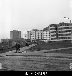 Varsovie, 1969.W rejonie ulic œw.Wincentego i Kondratowicza, W miejsce dawnego tzw.Annopolu (drewnianych baraków dla biedoty), powsta³o nowe osiedle mieszkaniowe.W nowych blokach na Bródnie do koñca roku 1969 zamieszka³o 20 tys. Warszawiaków uu PAP/Miros³aw Iringh Dok³adny miesi¹c i dzieñ wydarzenia nieustalone.Varsovie, 1969.Un nouveau domaine de logement a été construit dans un quartier pauvre de Varsovie, à proximité de SW.Les rues Wincentego et Kondratowicza.20 mille habitants de Varsovie résidaient dans les nouveaux blocs d'appartements du district de Brodno à la fin de 1969. uu PAP/Miroslaw Iringh Banque D'Images