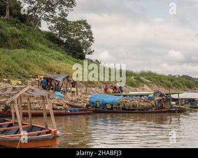 Village, Pérou - décembre 2019 : vue sur le petit village sur la rive de l'Amazone.Amérique du Sud. Banque D'Images