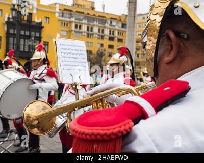 Lima, Pérou - Déc, 2019: Gros plan d'un homme jouant la trompette. Les gardes du Palais présidentiel donnent un concert sur la Plaza de Armas avant le c Banque D'Images