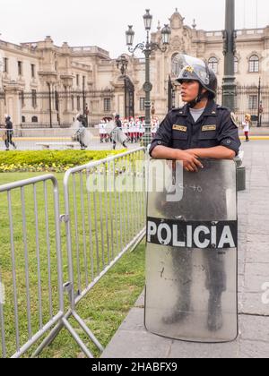 Lima, Pérou - décembre 2019 : police anti-émeute armée dans les rues de Lima. Politique. Amérique du Sud. Banque D'Images