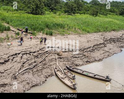 Village, Pérou - décembre 2019 : vue sur le petit village sur la rive de l'Amazone.Amérique du Sud. Banque D'Images