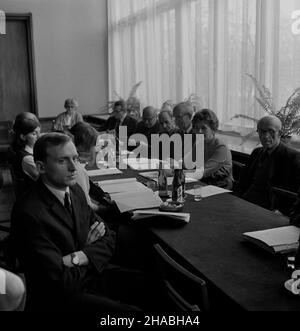 Opole, 1969-10-23.Towarzystwo Rozwoju Ziem Zachodnich, Towarzystwo ¹cznoœci z Poloni¹ Zagraniczn¹ - Polonia, Instytut Œl¹ski W Opolu, zorganizowa³y W dniach 23 - 24 paŸdziernika dwudniow¹ konferencjê popularnonaukow¹ poœwiêcon¹ brazylijskiej Polonii i roli jak¹ W niej odegrali miañkkowyzgizklwo Sio³kowic wyzwo klwo klwo klwo 100. ¿NZ. Wnuk - ojca osadnictwa polskiego W Brazylii - Edmunda Sebastiana Woœ-Saporskiego (L), autor historii So³kowic Andrzej Stampka (P), Prezes Gromadzkiej Rady Narodowej W Sio³kowicach Halina Spiska (2P Banque D'Images