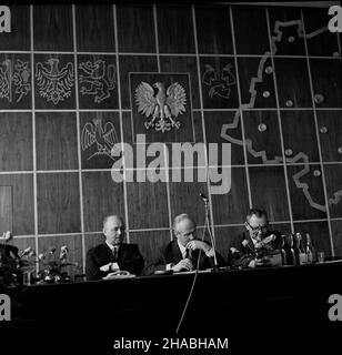 Opole, 1969-10-23.Towarzystwo Rozwoju Ziem Zachodnich, Towarzystwo ¹cznoœci z Poloni¹ Zagraniczn¹ - Polonia, Instytut Œl¹ski W Opolu, zorganizowa³y W dniach 23 - 24 paŸdziernika dwudniow¹ konferencjê popularnonaukow¹ poœwiêcon¹ brazylijskiej Polonii i roli jak¹ W niej odegrali miañkkowyzgizklwo Sio³kowic wyzwo klwo klwo klwo 100. ¿W prezydium od lewej: cz³onek Towarzystwa £¹cznoœci z Poloni¹ Zagraniczn¹, autor dwóch ksi¹¿ek o brazylijskiej Polonii Antoni Olcha, prof.Józef Kokot z Instytutu Œl¹skiego W Opolu. Ad PAP/Ryszard Banque D'Images