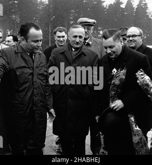 Nowy Targ, 1969-10-24.Przebywaj¹ca na Podhalu, W trakcie trwania DNI Kultury Rosyjskiej Federacyjnej Socjalistycznej Republiki Radzieckiej (RFSRR), delegacja rz¹dowa RFSRR z wicepremierem Wieczes³awem Koczemasowem odwiedzi³a Muzeum W³odzimierza Lenina W Poroneckiej (RFzánego) - Skotari - Zak³ady Przemys³u Nowázázina Podarskie.OD lewej (W pierwszym rzêdzie): Sekretarz Komitetu powiatowego Józef Nowak, I sekretarz Komitetu Wojewódzkiego W Krakowie Czes³aw Domaga³a, Wieczes³aw Koczemasow. Ad PAP/Tadeusz Olszski, Poronin, 24 octobre 1969.Une délégation du gouvernement de la République fédérative soviétique Banque D'Images