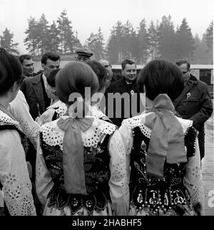 Nowy Targ, 1969-10-24.Przebywaj¹ca na Podhalu, W trakcie trwania DNI Kultury Rosyjskiej Federacyjnej Socjalistycznej Republiki Radzieckiej (RFSRR), delegacja rz¹dowa RFSRR z wicepremierem Wieczes³awem Koczemasowem odwiedzi³a Muzeum W³odzimierza Lenina W Poroneckiej (RFzánego) - Skotari - Zak³ady Przemys³u Nowázázina Podarskie.NZ. Powitanie delegaracji RFSRR W Nowotarskich Zak³adach Przemys³u Skórzanego PODHALE, W Centrum Wieczes³aw Koczemasow. Ad PAP/Tadeusz Olszewski Poronin, 24 octobre 1969.Une délégation du gouvernement des Républiques fédérative soviétiques de Russie socialiste dans la région de Podhale, Th Banque D'Images