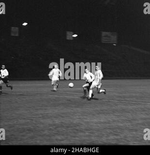 Varsovie, 1969-10-25.pi³ki no¿nej, miêdzy warszawskim Centralnym Wojskowym Klubem Sportowym - Legi¹ Warszawa (CWKS Legia Warszawa) a Klubem Sportowym - Cracovi¹ (KS Cracovie), zakoczony zwyciêstwelegionów 2:0.Strzelcami bramek W tym spotkaniu byli: Kazimierz Deyna W 84 min. Oraz Robert Gadocha W 89.pi³karze na boisku. Ad PAP/Tadeusz ZagóŸdziñskiVarsovie, octobre 25.Le match de qualification de la ligue de football 1st entre Legia Warsaw et Cracovie qui s'est terminé avec 2 à 1 pour l'équipe de Varsovie.Les buts ont été tournés par Kazimierz Deyna dans la minute 84th an Banque D'Images