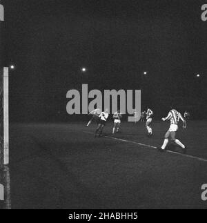 Varsovie, 1969-10-25.pi³ki no¿nej, miêdzy warszawskim Centralnym Wojskowym Klubem Sportowym - Legi¹ Warszawa (CWKS Legia Warszawa) a Klubem Sportowym - Cracovi¹ (KS Cracovie), zakoczony zwyciêstwelegionów 2:0.Strzelcami bramek W tym spotkaniu byli: Kazimierz Deyna W 84 min. Oraz Robert Gadocha W 89. Ad PAP/Tadeusz ZagóŸdziñskiVarsovie, octobre 25.Le match de qualification de la ligue de football 1st entre Legia Warsaw et Cracovie qui s'est terminé avec 2 à 1 pour l'équipe de Varsovie.Les buts ont été tournés par Kazimierz Deyna dans la minute 84th et Robert Gadocha dans le Banque D'Images