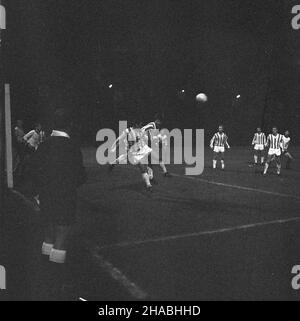 Varsovie, 1969-10-25.pi³ki no¿nej, miêdzy warszawskim Centralnym Wojskowym Klubem Sportowym - Legi¹ Warszawa (CWKS Legia Warszawa) a Klubem Sportowym - Cracovi¹ (KS Cracovie), zakoczony zwyciêstwelegionów 2:0.Strzelcami bramek W tym spotkaniu byli: Kazimierz Deyna W 84 min. Oraz Robert Gadocha W 89. Ad PAP/Tadeusz ZagóŸdziñskiVarsovie, octobre 25.Le match de qualification de la ligue de football 1st entre Legia Warsaw et Cracovie qui s'est terminé avec 2 à 1 pour l'équipe de Varsovie.Les buts ont été tournés par Kazimierz Deyna dans la minute 84th et Robert Gadocha dans le Banque D'Images