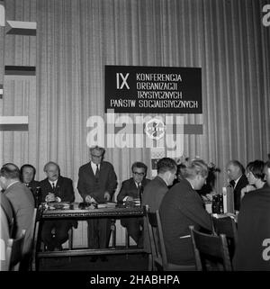 Varsovie, 1969-10-25.W Sali Kolumnowej Centralnej Rady Zwi¹zków Zawodowych (CRZZ) W Warszawie odby³a siê miêdzynarodowa IX Konferencja Organizacji Turystycznych Pañstw Socjalistycznych.Uczestniczy³o W niej 22 delegatów z Bu³garii, Czechos³owacji, Niemieckiej Republiki Demokratycznej (NRD), Rumunii, Wêgier, Zwi¹zku Socjalistycznych Republik Sowieckich (ZSRR) oraz 38 goœci.OD lewej: Sekretarz CRZZ Wies³aw Kos, sekretarz CRZZ Wies³aw Adamski, prezes Zarz¹du G³ównego CRZZ Piotr Gajewski (przemawia), zastêpca kierownika Wydzia³u Propalandy i Agitacji Komitetu Centralnego Polskedzone Banque D'Images