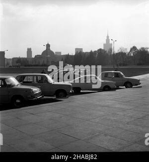 Varsovie, 1969-10-27.Parking na ty³ach Teatru Wielkiego.NZ. m.in.: Skoda 1000 MB (L), Fiat 125 p (2L), Volkswagen Typ 1 (3L), Renault R8 (P). Ad PAP/Edmund Uchymiak Varsovie, octobre 27.Un parking à l'arrière du Grand Théâtre.Photo: Skoda 1000 MB (l), Fiat 125 p (2l), Volkswagen type 1 (3L), Renault R8 (droite). Ad PAP/Edmund Uchymiak Banque D'Images