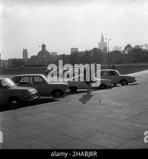 Varsovie, 1969-10-27.Parking na ty³ach Teatru Wielkiego.NZ. m.in.: Skoda 1000 MB (L), Fiat 125 p (2L), Volkswagen Typ 1 (3L). Ad PAP/Edmund Uchymiak Varsovie, octobre 27.Un parking à l'arrière du Grand Théâtre.Photo: Skoda 1000 MB (l), Fiat 125 p (2l), Volkswagen type 1 (3L). Ad PAP/Edmund Uchymiak Banque D'Images