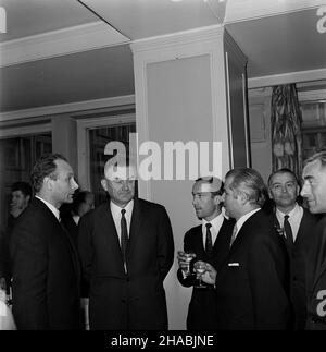 Varsovie, 1969-10-30.Rozdanie nagród W IV Krajowym Konkursie Oszczêdnoœci Paliw i Energii, W siedzibie Centralnego Komitetu Planowania przy Radzie Ministrów, przy placu Trzech Krzy¿y W Warszawie.przewodnicz¹cy Komitetu Ekonomicznego Rady Ministrów, Piotr Jaroszewicz (5P), wœród laureatów konkursu. mb PAP/Boles³aw MiedzaVarsovie, le 30 octobre 1969.Cérémonie de remise des prix au concours national d'économie de carburant et d'énergie 4th, au Comité central de planification du Conseil des ministres, sur la place Trzech Krzyzy.Photo : Piotr Jaroszewicz, vice-premier ministre et chef du Conseil des min Banque D'Images