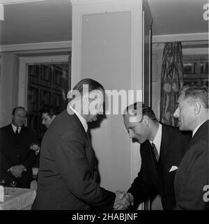 Varsovie, 1969-10-30.Rozdanie nagród W IV Krajowym Konkursie Oszczêdnoœci Paliw i Energii, W siedzibie Centralnego Komitetu Planowania przy Radzie Ministrów, przy placu Trzech Krzy¿y.przewodnicz¹cy Komitetu Ekonomicznego Rady Ministrów, Piotr Jaroszewicz (3P), wœród laureatów konkursu. mb PAP/Boles³aw MiedzaVarsovie, le 30 octobre 1969.Cérémonie de remise des prix au concours national d'économie de carburant et d'énergie 4th, au Comité central de planification du Conseil des ministres, sur la place Trzech Krzyzy.Photo : Piotr Jaroszewicz, vice-premier ministre et chef de l'ECON du Conseil des ministres Banque D'Images