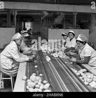 Katowice, 1969-11.Zak³adach Katowickich¿ eryjnych.taœma obierania ziemniaków. uu PAP/Kazimierz Seko Dok³adny dzieñ wydarzenia nieustalony.Katowice, novembre 1969.L'usine de Katowice Delicatessen.Photo: Une ligne de peeling de potatto. uu PAP/Kazimierz Seko Banque D'Images