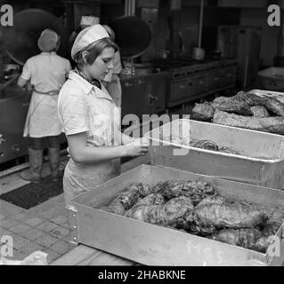 Katowice, 1969-11.Zak³adach Katowickich¿ eryjnych.NZ. Pracownica sortuj¹ca wyroby miêsne. uu PAP/Kazimierz Seko Dok³adny dzieñ wydarzenia nieustalony.Katowice, novembre 1969.L'usine de Katowice Delicatessen.Photo: Tri des produits de viande. uu PAP/Kazimierz Seko Banque D'Images